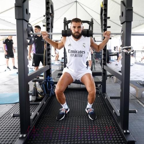 本泽马假期期间每天训练 今天接受了拔罐理疗 本泽马假期期间每天训练 今天接受了拔罐理疗